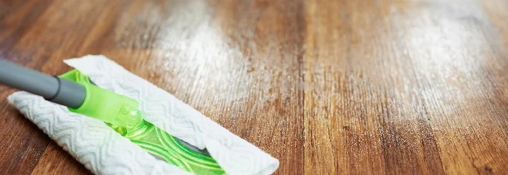 Parkettboden wird gewischt